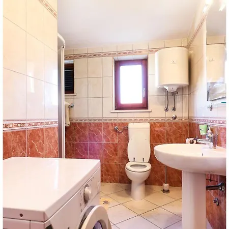 Zdravko B2 Fuer 5 Personen By Interhome *